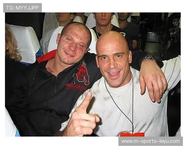 UFC新秀怒踢对手断腿画面惊人：震撼赛场的瞬间背后新生力量